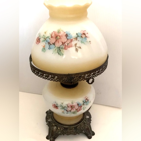 Vintage table lamp Hurricane lamp Victorian milk glass shade Hurricane lamp - Picture 1 of 6